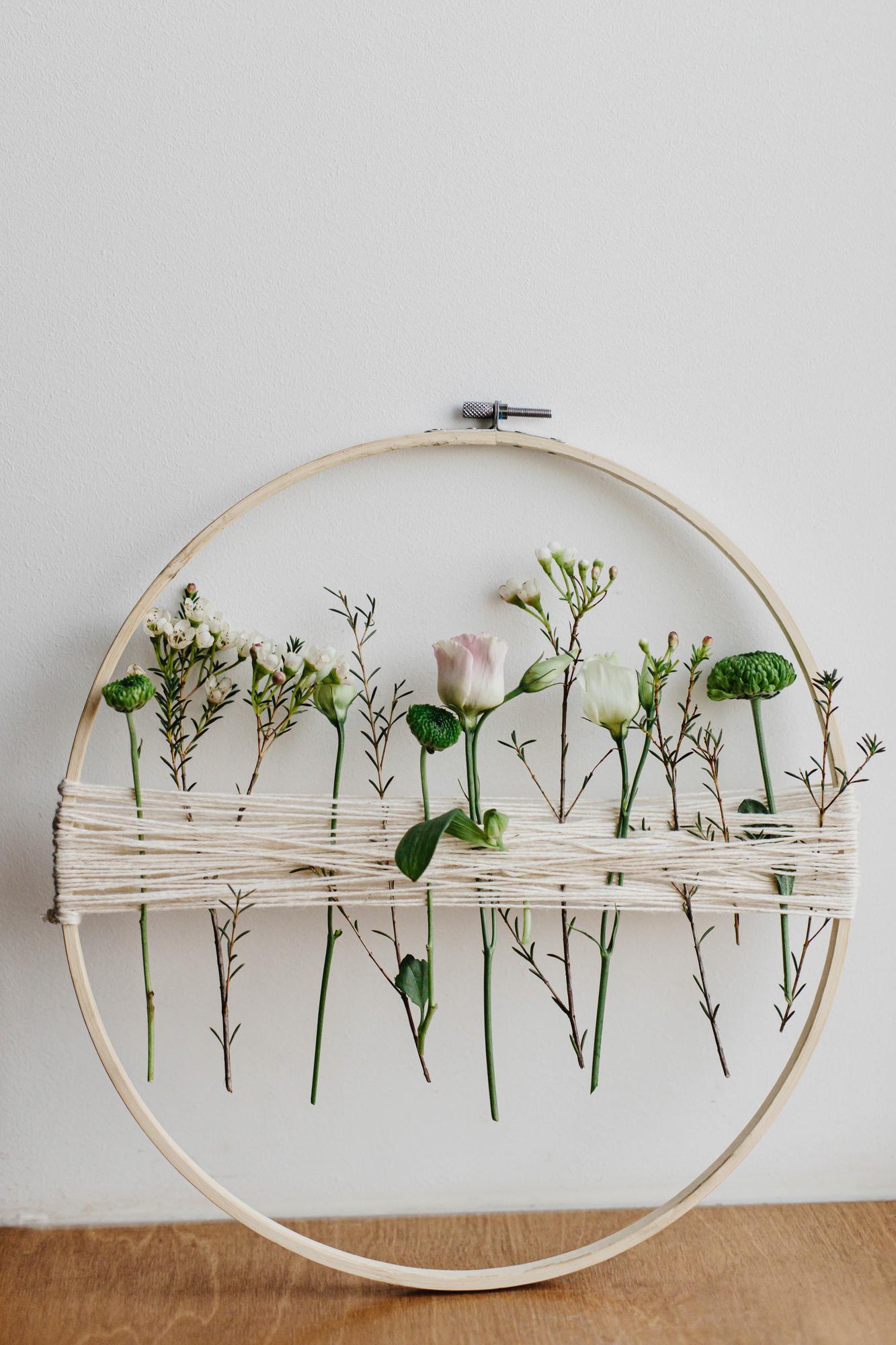 Atelierfenster mit Stickrahmen und Garnrollen